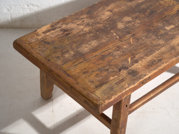 Mesa baja antigua en madera de pino – China, circa 1920