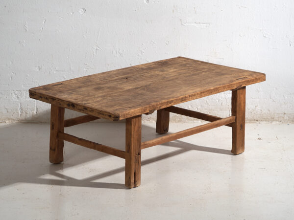 Mesa baja antigua en madera de pino – China, circa 1920