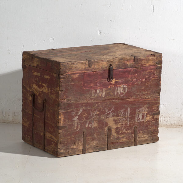Baúl antiguo chino pintado en madera de pino – China, circa 1920