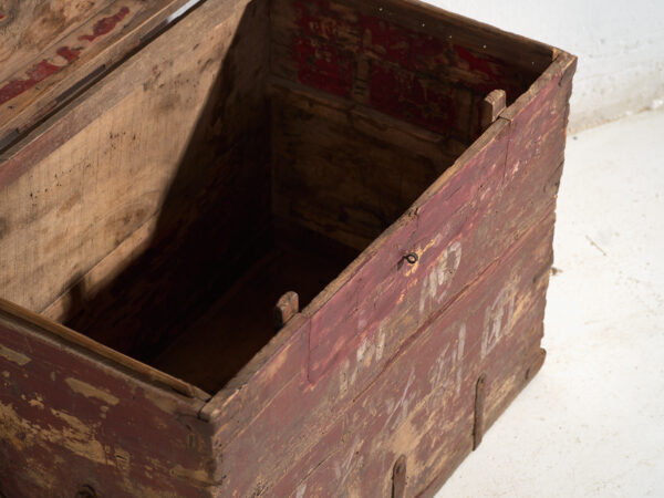 Baúl antiguo chino pintado en madera de pino – China, circa 1920