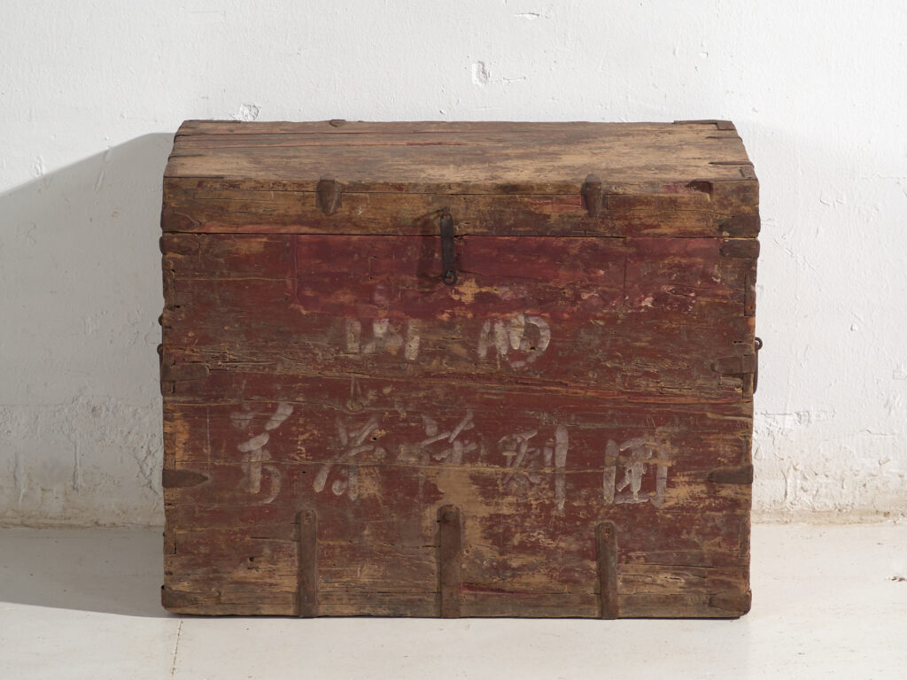Baúl antiguo chino pintado en madera de pino – China, circa 1920