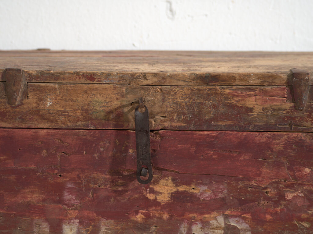 Baúl antiguo chino pintado en madera de pino – China, circa 1920