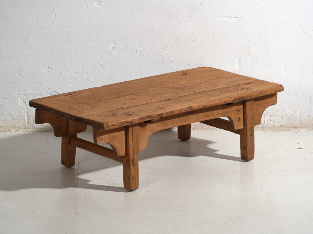 Table basse ancienne en bois de pin – Chine, circa 1930