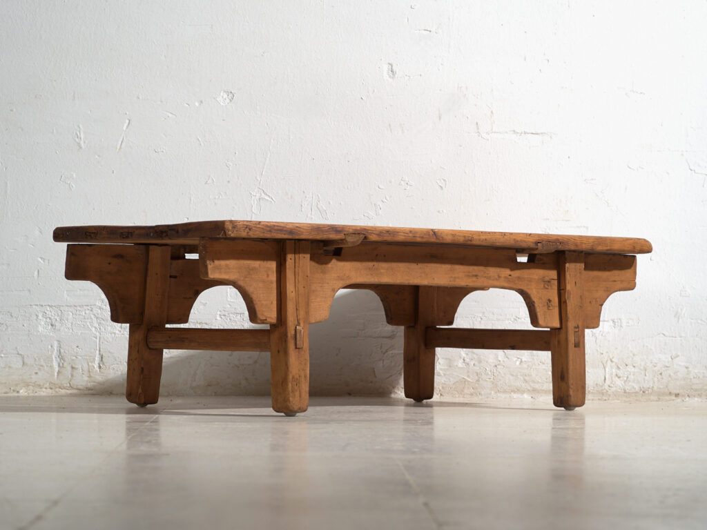 Table basse ancienne en bois de pin – Chine, circa 1930