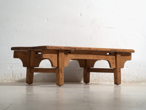 Table basse ancienne en bois de pin – Chine, circa 1930