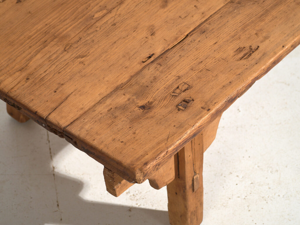 Table basse ancienne en bois de pin – Chine, circa 1930