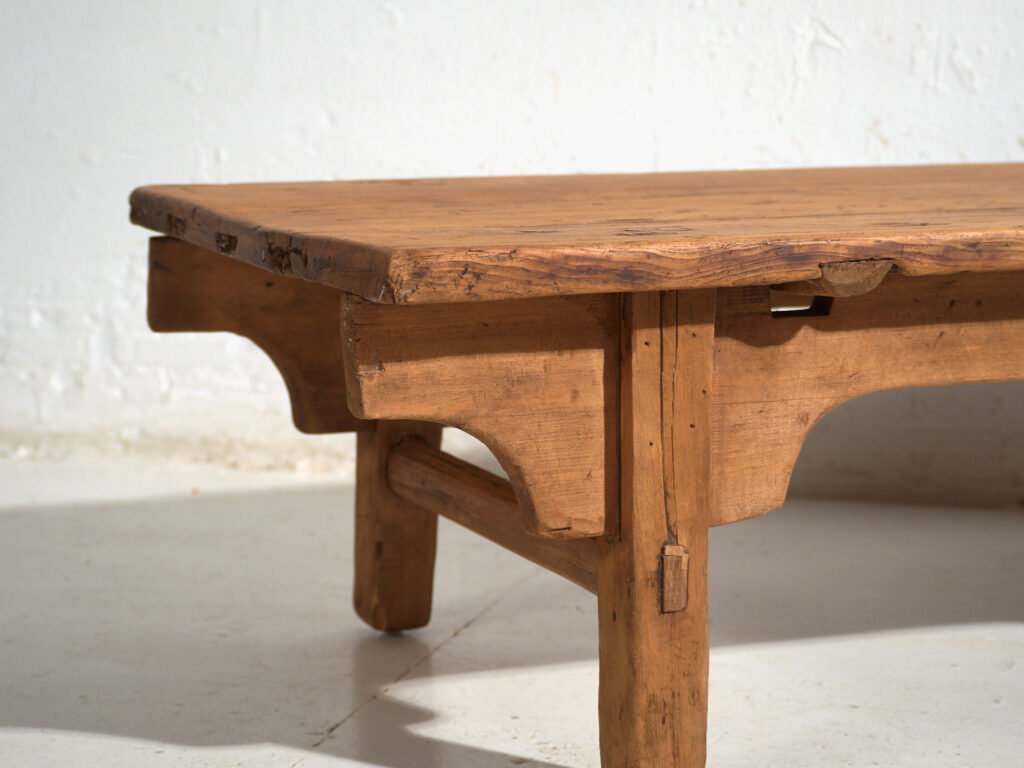 Table basse ancienne en bois de pin – Chine, circa 1930