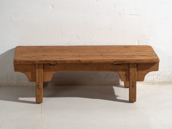 Table basse ancienne en bois de pin – Chine, circa 1930