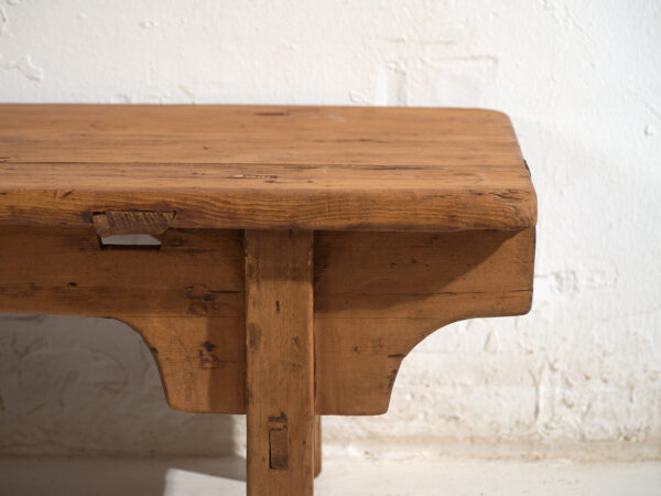 Table basse ancienne en bois de pin – Chine, circa 1930