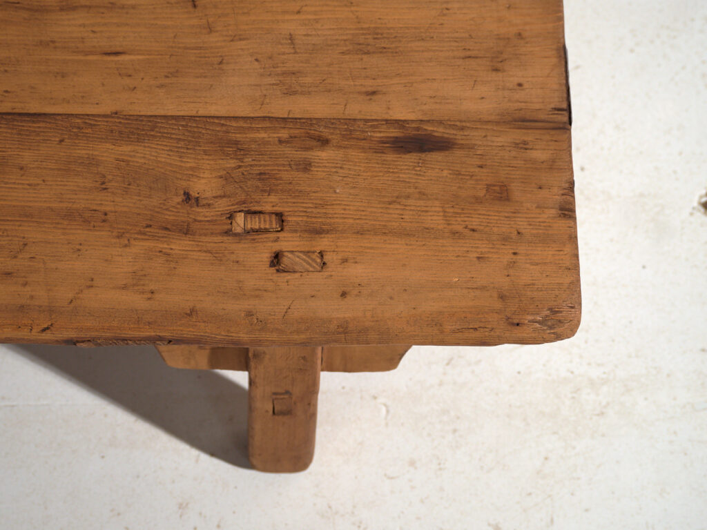 Table basse ancienne en bois de pin – Chine, circa 1930