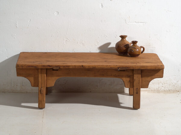 Table basse ancienne en bois de pin – Chine, circa 1930