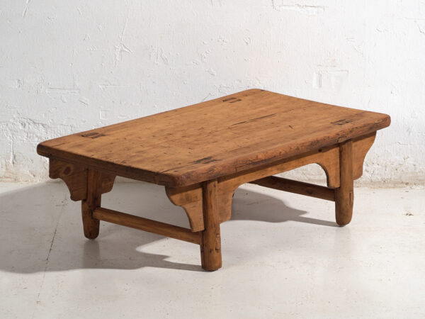 Mesa baja antigua en madera de pino – China, circa 1930