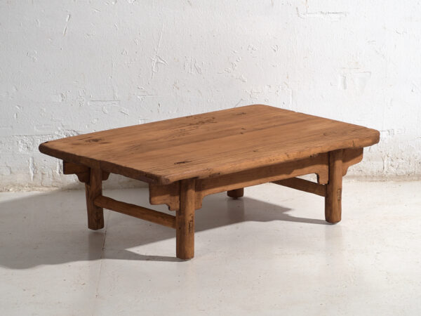 Mesa baja antigua en madera de pino – China, circa 1930