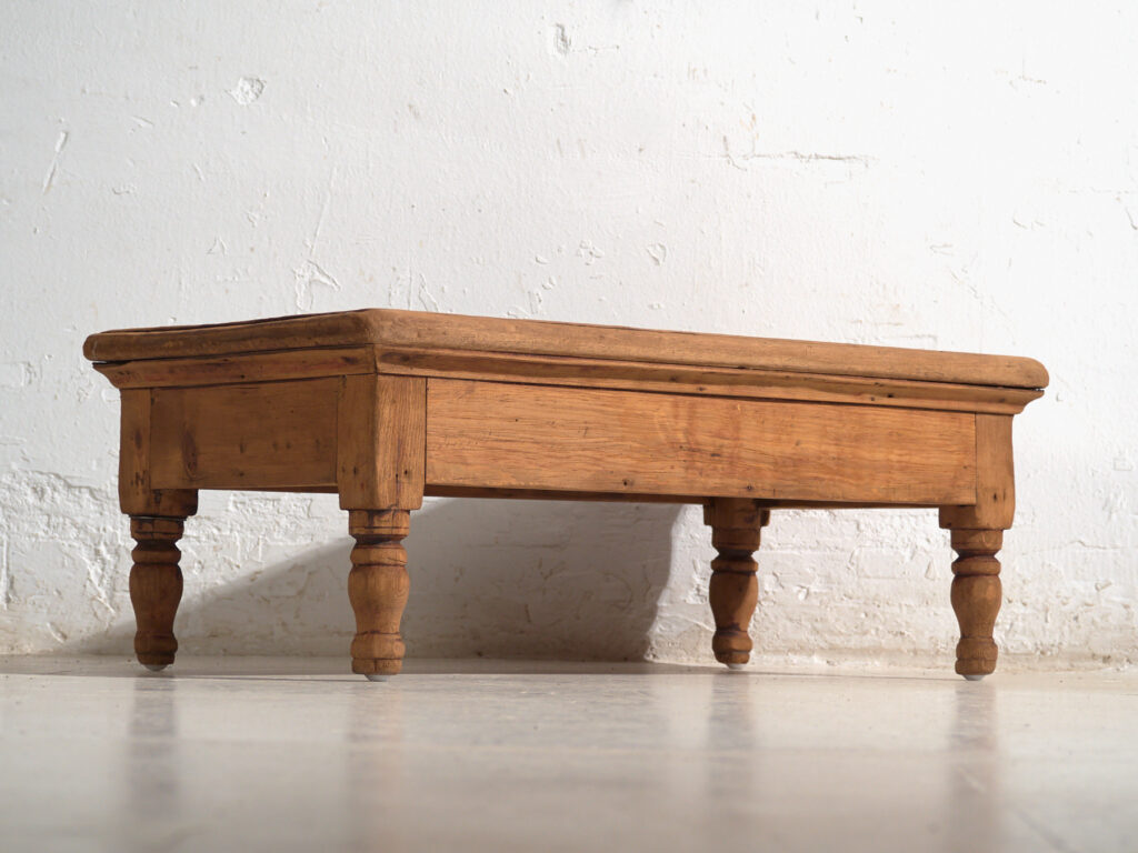 Mesa baja antigua en madera de pino – China, circa 1930