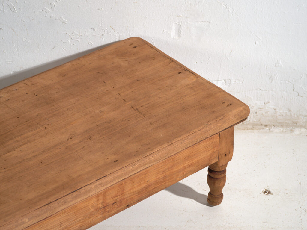 Mesa baja antigua en madera de pino – China, circa 1930