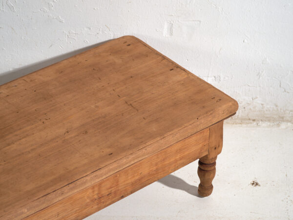 Mesa baja antigua en madera de pino – China, circa 1930