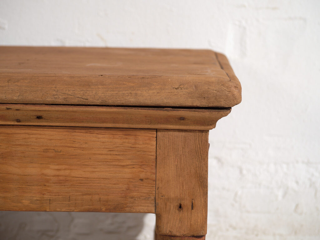 Mesa baja antigua en madera de pino – China, circa 1930
