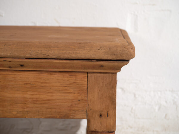 Mesa baja antigua en madera de pino – China, circa 1930