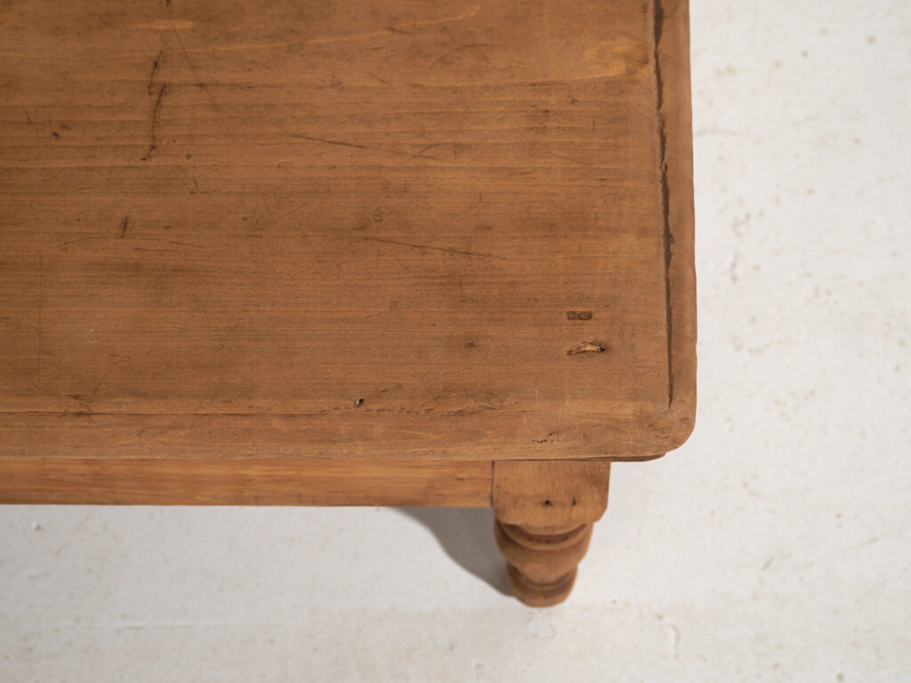 Mesa baja antigua en madera de pino – China, circa 1930