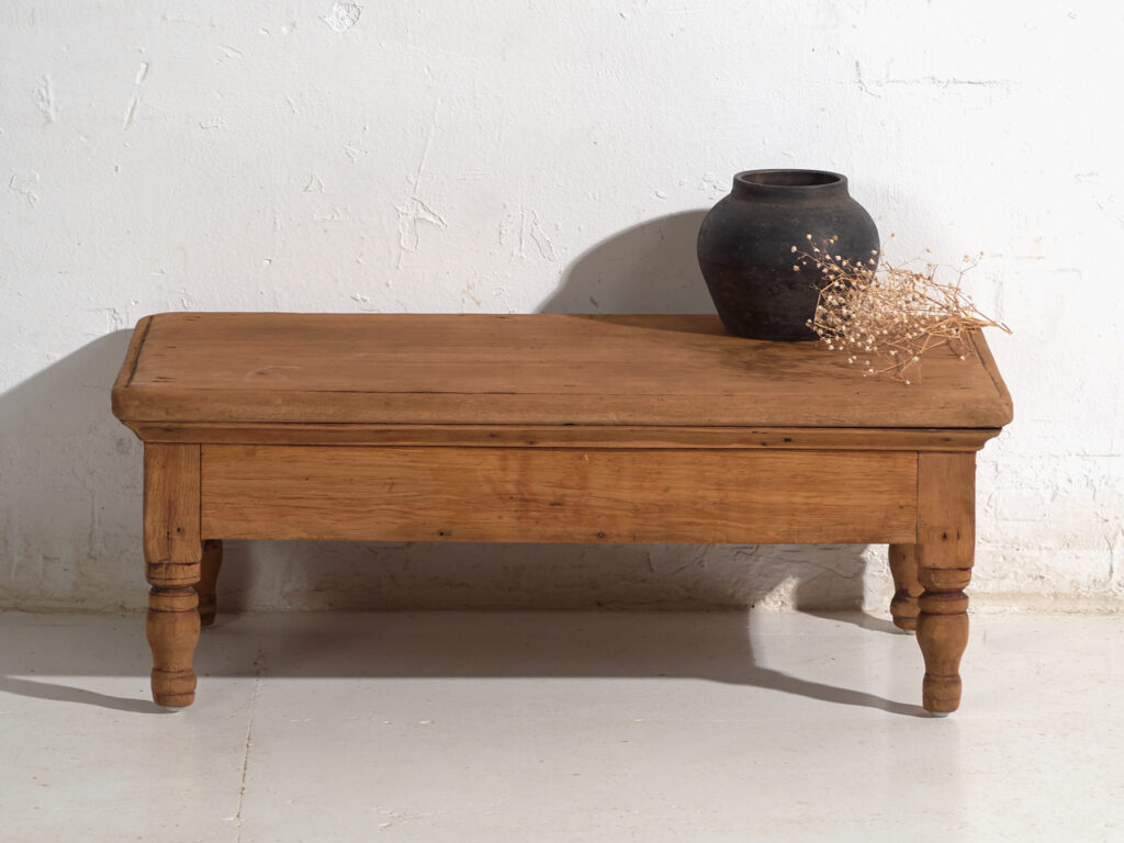 Mesa baja antigua en madera de pino – China, circa 1930