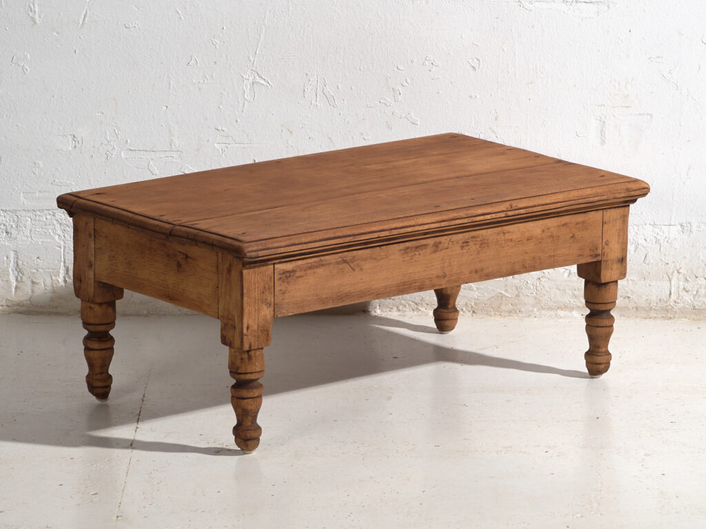 Table basse ancienne en bois de pin – Chine, circa 1930