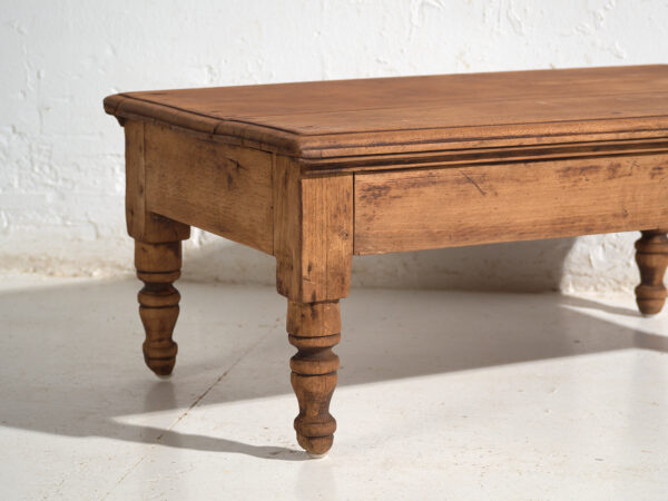 Table basse ancienne en bois de pin – Chine, circa 1930