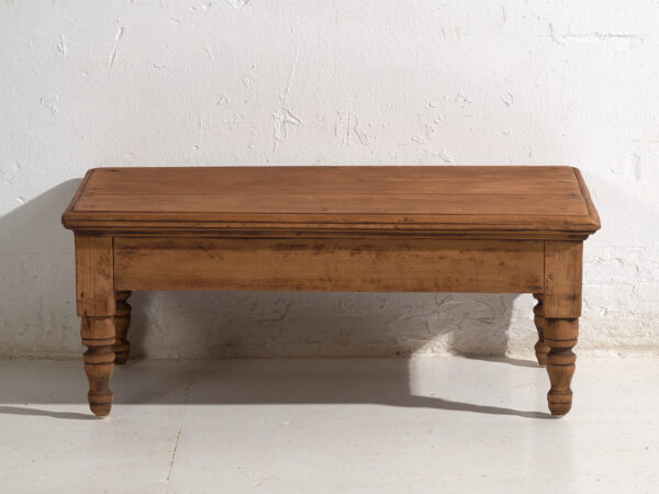 Table basse ancienne en bois de pin – Chine, circa 1930