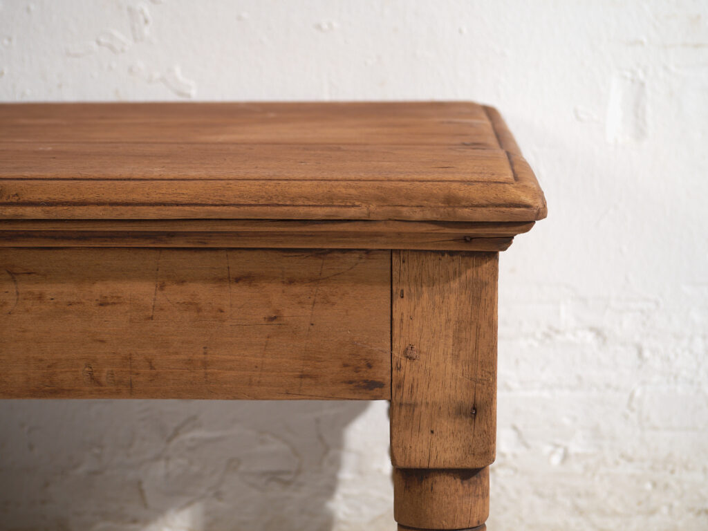 Table basse ancienne en bois de pin – Chine, circa 1930