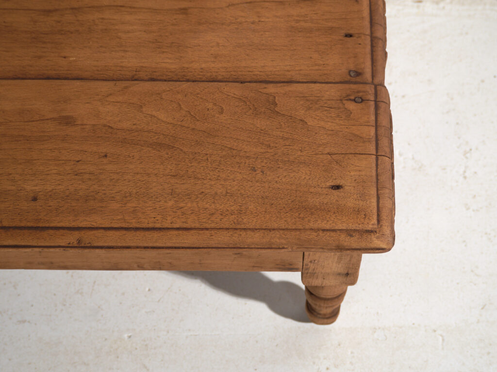 Table basse ancienne en bois de pin – Chine, circa 1930