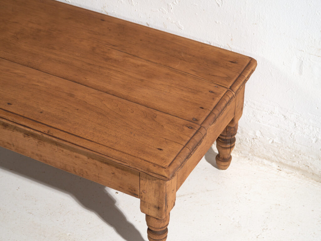 Table basse ancienne en bois de pin – Chine, circa 1930