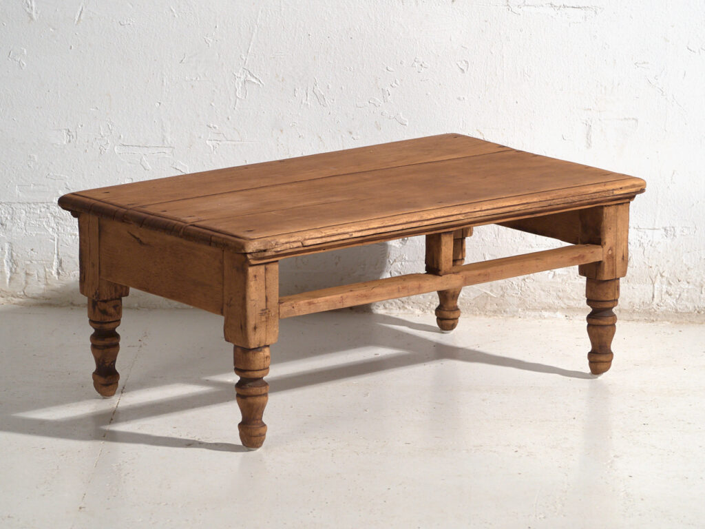 Table basse ancienne en bois de pin – Chine, circa 1930