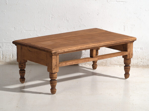 Table basse ancienne en bois de pin – Chine, circa 1930