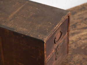 Pequeño tansu japonés antiguo - Periodo Meiji–Taishō (1880–1920)