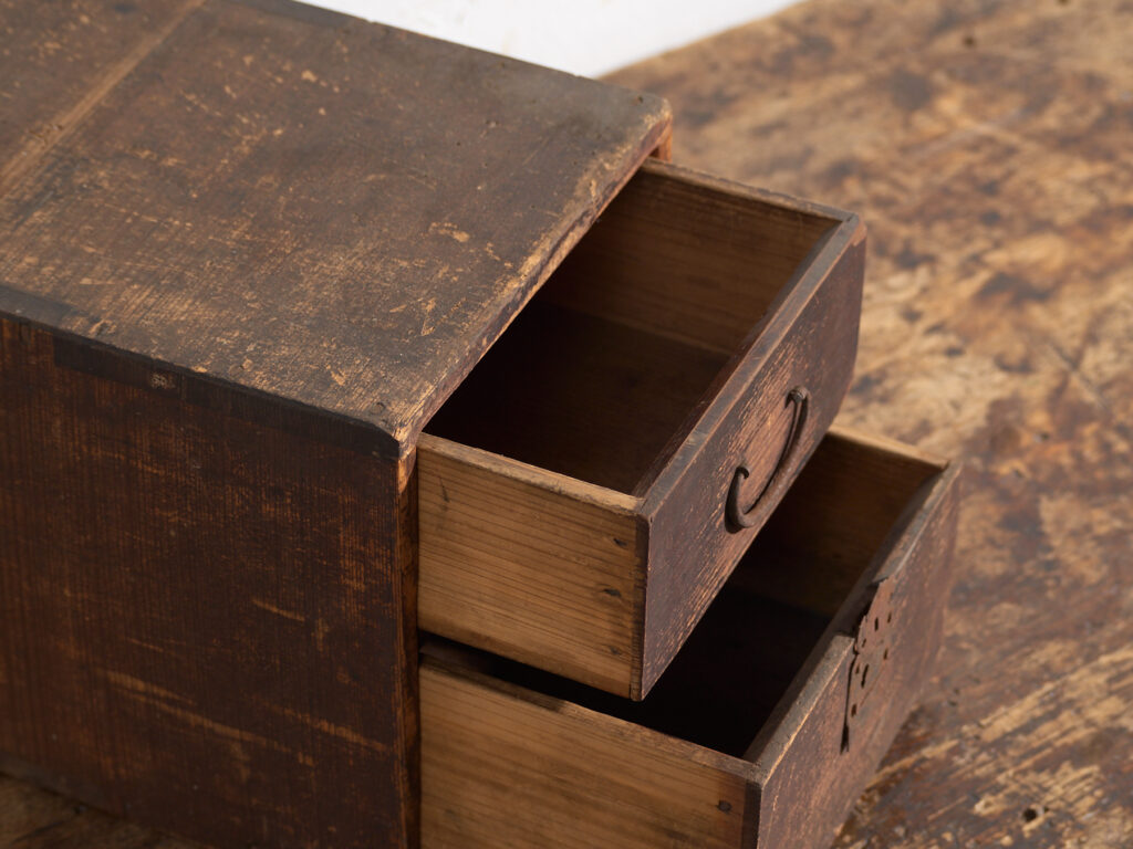 Pequeño tansu japonés antiguo - Periodo Meiji–Taishō (1880–1920)