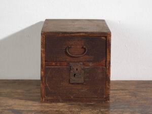 Pequeño tansu japonés antiguo - Periodo Meiji–Taishō (1880–1920)