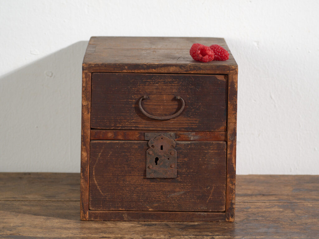 Pequeño tansu japonés antiguo - Periodo Meiji–Taishō (1880–1920)