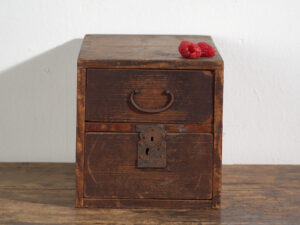 Pequeño tansu japonés antiguo - Periodo Meiji–Taishō (1880–1920)