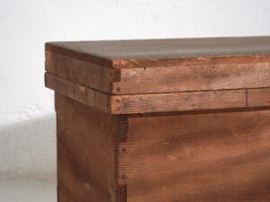 Caja japonesa antigua de almacenamiento en sugi - Periodo Meiji–Taishō (c.1890–1920)