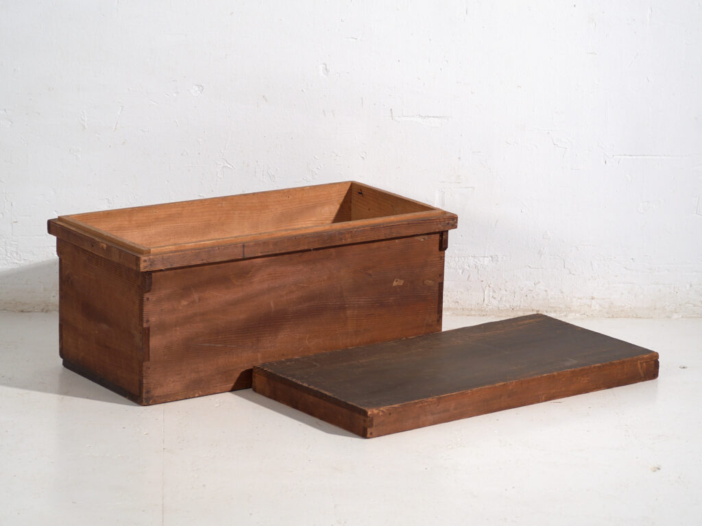 Caja japonesa antigua de almacenamiento en sugi - Periodo Meiji–Taishō (c.1890–1920)