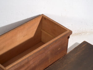 Caja japonesa antigua de almacenamiento en sugi - Periodo Meiji–Taishō (c.1890–1920)