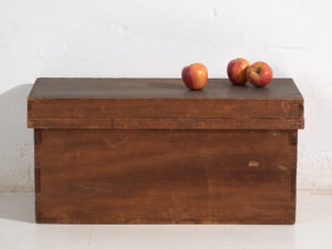 Caja japonesa antigua de almacenamiento en sugi - Periodo Meiji–Taishō (c.1890–1920)