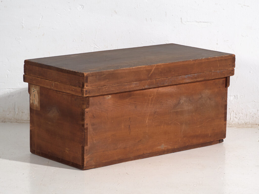Caja japonesa antigua de almacenamiento en sugi - Periodo Meiji–Taishō (c.1890–1920)