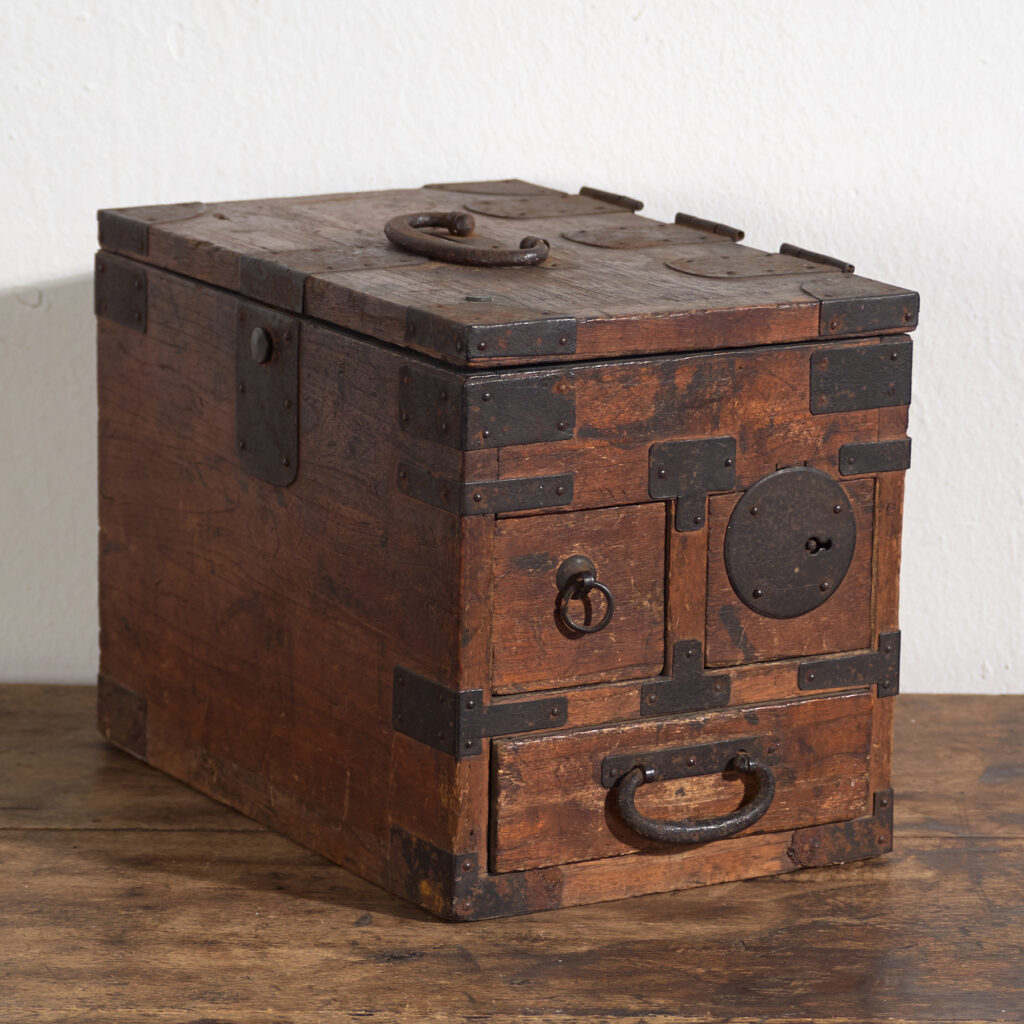 Caja Japonesa Antigua con Cajones y Herrajes de Hierro – Tansu Portátil – Periodo Meiji–Taishō (c.1880–1920)