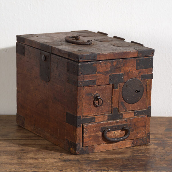 Coffret Japonais Ancien avec Tiroirs et Ferronnerie – Tansu Portable – Période Meiji–Taishō (c.1880–1920)