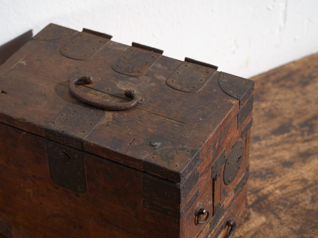 Caja Japonesa Antigua con Cajones y Herrajes de Hierro – Tansu Portátil – Periodo Meiji–Taishō (c.1880–1920)