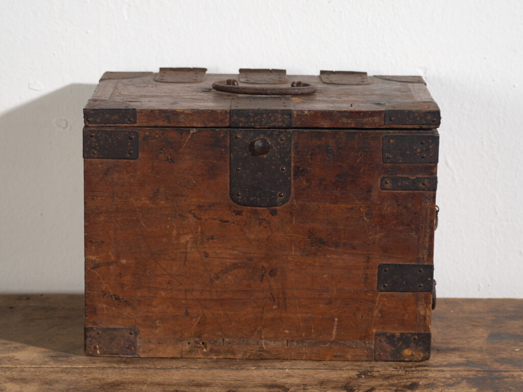 Caja Japonesa Antigua con Cajones y Herrajes de Hierro – Tansu Portátil – Periodo Meiji–Taishō (c.1880–1920)