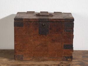 Caja Japonesa Antigua con Cajones y Herrajes de Hierro – Tansu Portátil – Periodo Meiji–Taishō (c.1880–1920)