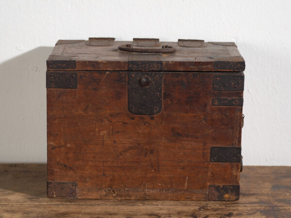 Coffret Japonais Ancien avec Tiroirs et Ferronnerie – Tansu Portable – Période Meiji–Taishō (c.1880–1920)