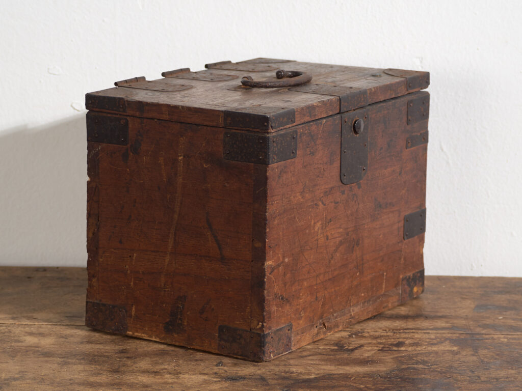 Caja Japonesa Antigua con Cajones y Herrajes de Hierro – Tansu Portátil – Periodo Meiji–Taishō (c.1880–1920)