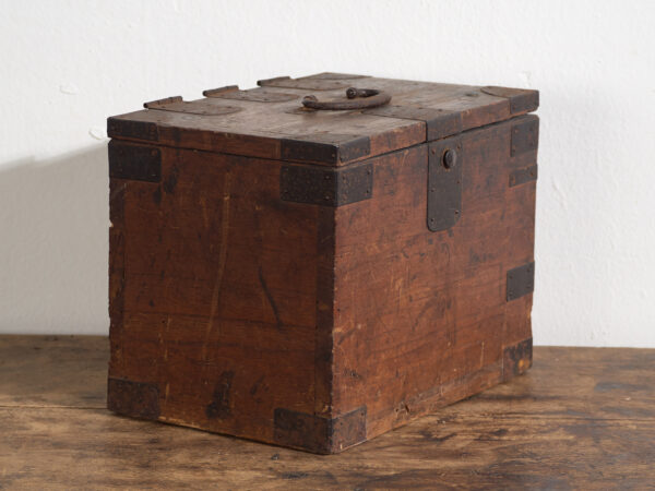 Coffret Japonais Ancien avec Tiroirs et Ferronnerie – Tansu Portable – Période Meiji–Taishō (c.1880–1920)